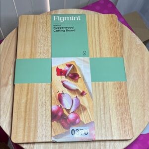 Mint Rubberwood Cutting Board - Non-Slip Design.  Rubber feet for nonskid.